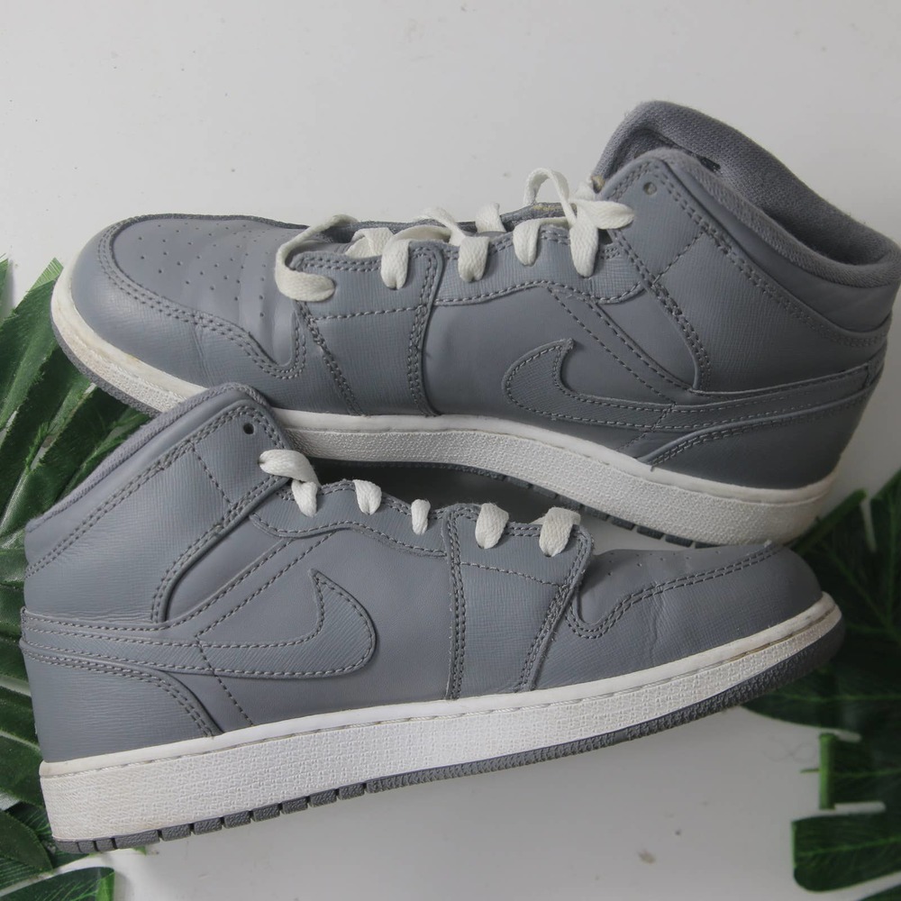 ❌NFS❌ Nike Air Jordan 1 Mid Gray /White Women's Sneakers Size 6.5-7
Youth Size 5